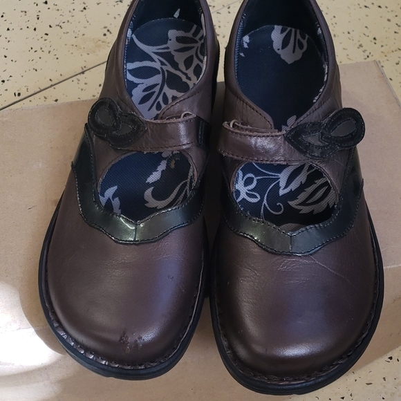 p.w. minor Shoes - P.w. minor women's shoes Milan bronze size 10M new but with flaws